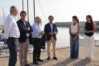 El consejero de Fomento y Movilidad de la Junta de Andalucía, Mario Muñoz-Atanet, durante la visita al Puerto de Roquetas de Mar (Almería).