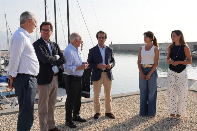 El consejero de Fomento y Movilidad de la Junta de Andalucía, Mario Muñoz-Atanet, durante la visita al Puerto de Roquetas de Mar (Almería).