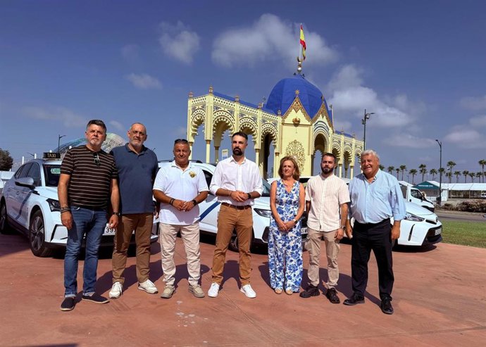 El portavoz del grupo municipal del PSOE, Mariano Ruiz Araujo, frente a la portada de la Feria