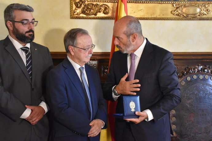 O presidente do Senado, Pedro Rollán (à direita), é recebido pelo presidente de Ceuta, Juan Jesús Vivas (à esquerda), no Palácio da Assembleia, em 14 de agosto de 2026, em Ceuta (Espanha). Rollán viajou para Ceuta para se reunir com Vivas e outros represe