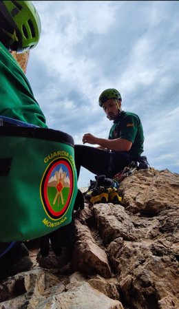 Archivo - Agentes del Grupo de Rescate e Intervención en Montaña de la Guardia Civil.
