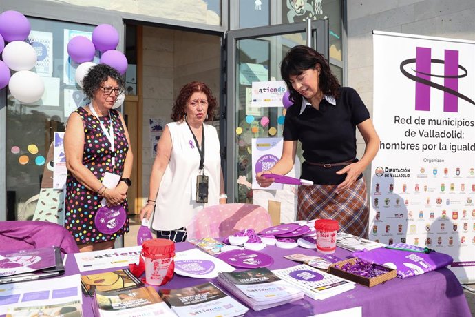 A ministra da Igualdade, Ana Redondo (à direita), durante uma visita ao “ponto violeta” das festas, em 14 de agosto de 2026, em Cabezón de Pisuerga, Valladolid, Castela e Leão (Espanha). Redondo, que participou de um evento relacionado à instalação de um