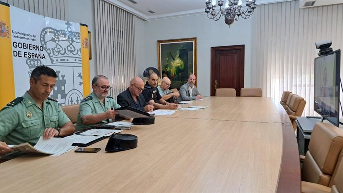 Reunión para coordinar la seguridad de la etapa de la Vuelta Ciclista que pasará por la provincia.