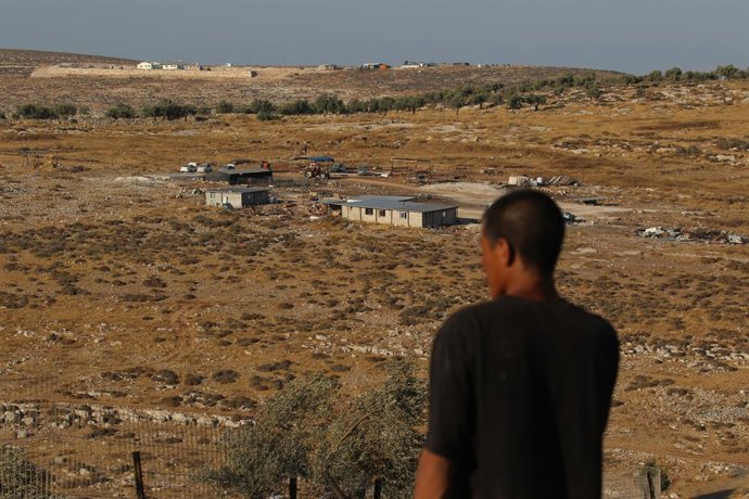 10 de agosto de 2026, Territórios Palestinos, Ramallah: Colonos israelenses atacam a comunidade beduína de Naif al-Kaabneh, em Taybeh, na Cisjordânia ocupada. A comunidade tem sofrido ataques repetidos nos últimos meses, com áreas próximas ao cemitério da