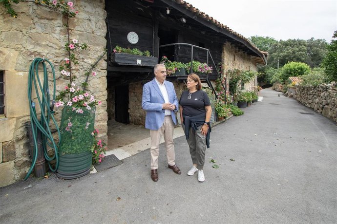 El consejero de Fomento del Gobierno de Cantabria, Roberto Media, visita Cabuérniga.