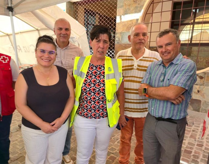 La consejera insular de Medio Natural Blanca Pérez durante una visita al Hospital de Campaña establecido con motivo de la peregrinación a Candelaria (Tenerife)