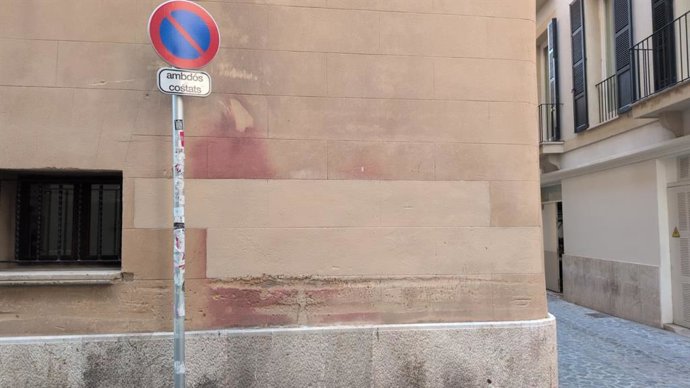 Fachada de la Conselleria de Turismo que ha amanecido con una pintada, que ya ha sido retirada