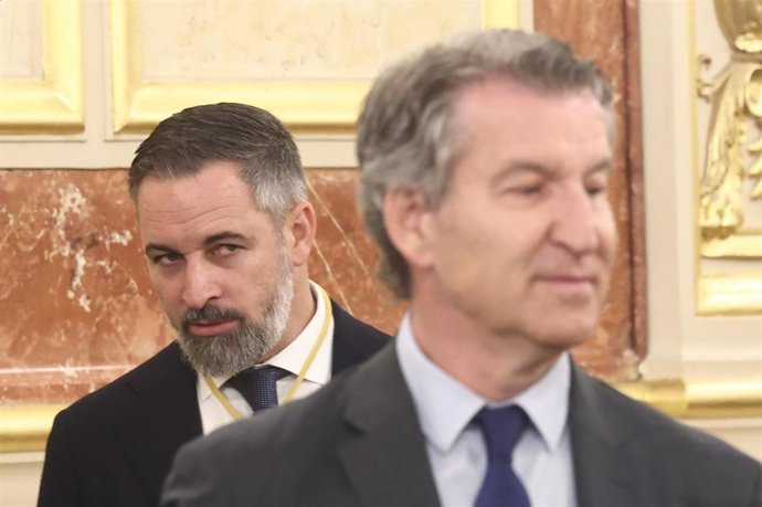 Archivo - El presidente de Vox, Santiago Abascal (i), y el presidente del PP, Alberto Núñez Feijóo (d),  en un acto oficial en el Congreso