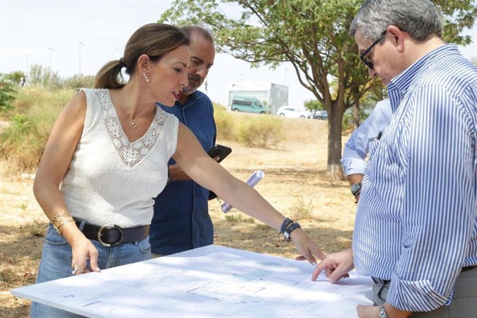 La alcaldesa de Zaragoza, Natalia Chueca, visita los terrenos donde se ubicarán las nuevas piscinas de La Almozara.