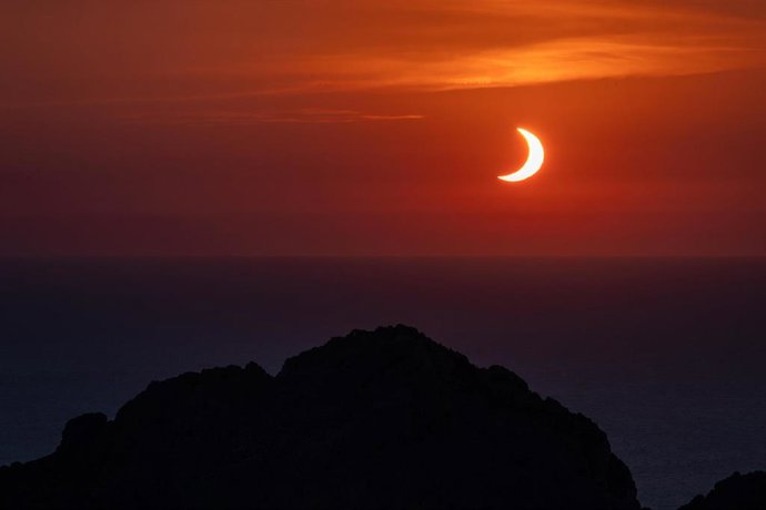 Varias personas durante el eclipse solar total de 2026