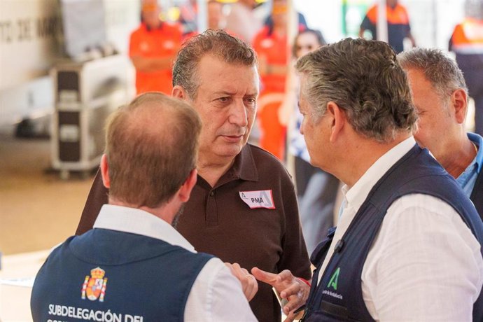 El delegado del Gobierno en Andalucía en funciones, Francisco Toscano (d) el vicepresidente primero y consejero de la Presidencia, Sanidad y Emergencias, Antonio Sanz (d) y el presidente de la Diputación Sevilla, Javier Fernández (c). 