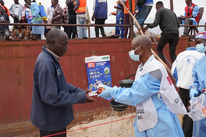 KINSHASA, Aug. 7, 2026  -- Health officers distribute food to passengers from an intercepted boat outside Kinshasa, capital of the Democratic Republic of the Congo (DRC), Aug. 6, 2026. Health authorities in the DRC have intercepted a passenger boat outsid