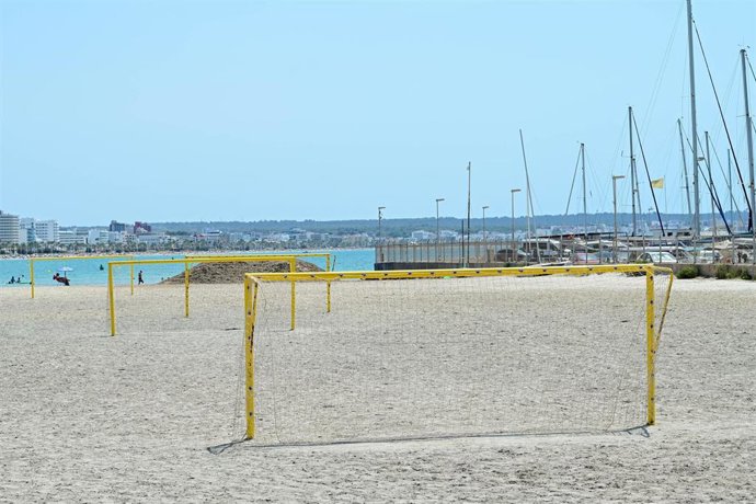 Cort instala dos campos de fútbol playa y una pista de vólery en la Playa de Palma