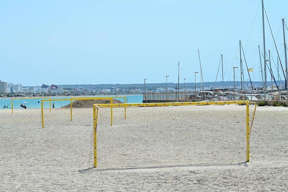 Cort instala dos campos de fútbol playa y una pista de vólery en la Playa de Palma