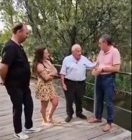El alcalde de Rábano (Valladolid), segundo por la derecha, charla con el secretario de Organización del PSOE de Valladolid, Francisco Ferreira, en un vídeo publicado por el partido.