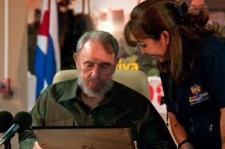 (Foto de ARCHIVO)  Fidel Castro con una médico cubana    EUROPA PRESS/ROBERTO CHILE/CUBADEBATE  18/8/2010
