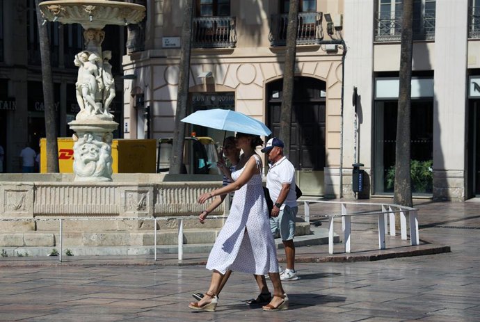 Archivo - Vecinos y visitantes de Málaga bajo los efectos de la segunda ola de calor.