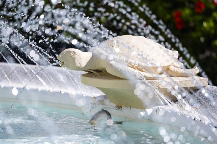 Archivo - Detalle de una fuente de agua en Cádiz capital