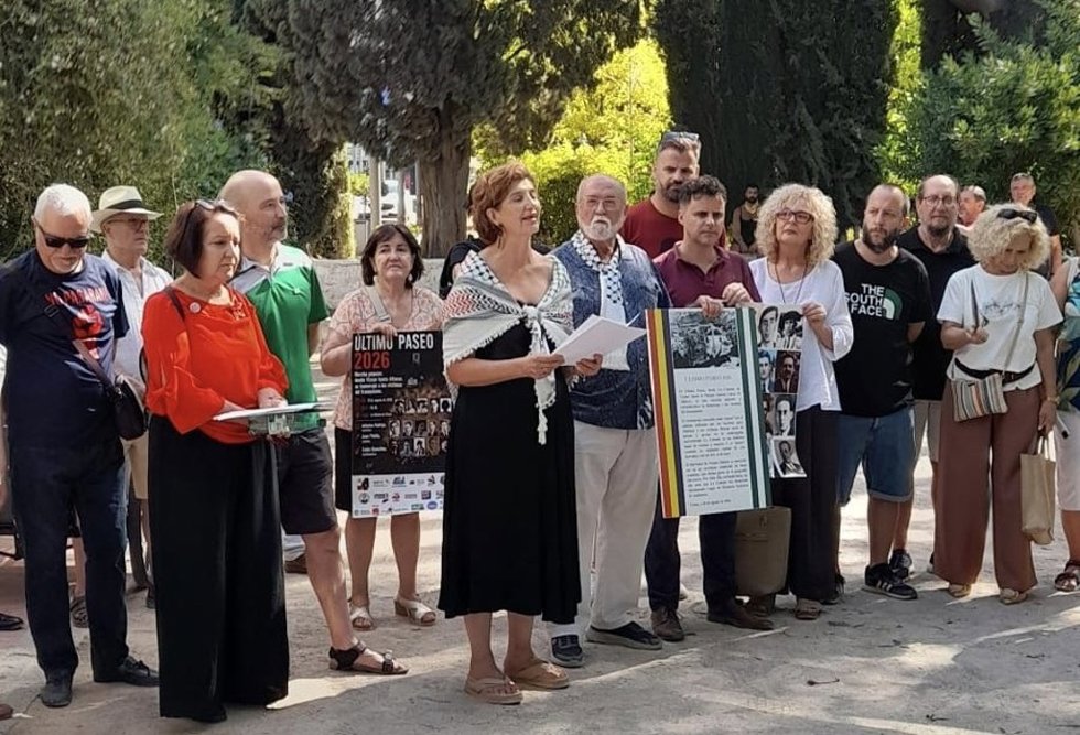 Elisa Cabrerizo, médico forense y miembro del equipo que trabaja en Cuelgamuros, lee el manifiesto del Último Paseo 2026 en la Huerta de San Vicente.