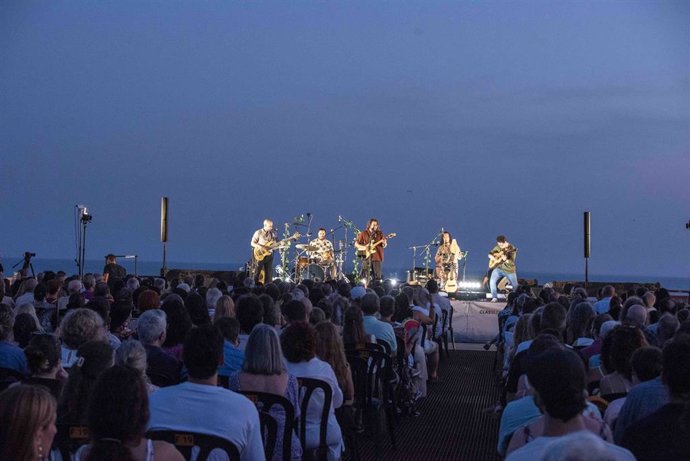 Víctor Guirado y La Banda Nómada, durante su actuación en el ciclo 'Conciertos a la Puesta de Sol en el Cable Inglés' de Almería.