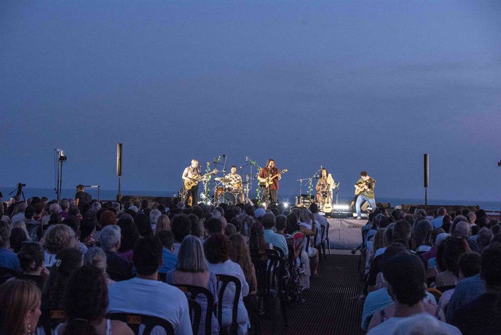 Víctor Guirado y La Banda Nómada, durante su actuación en el ciclo 'Conciertos a la Puesta de Sol en el Cable Inglés' de Almería.