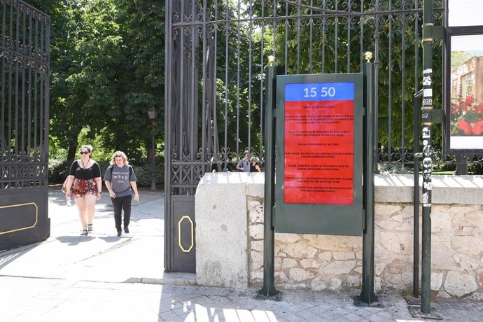 Archivo - Una pantalla informativa anuncia que el parque de El Retiro se cierra por viento y calor, en el parque del Retiro, a 30 de mayo de 2025, en Madrid (España). El Retiro y otros ocho parques históricos de Madrid han sido cerrados desde las 18.00 ho