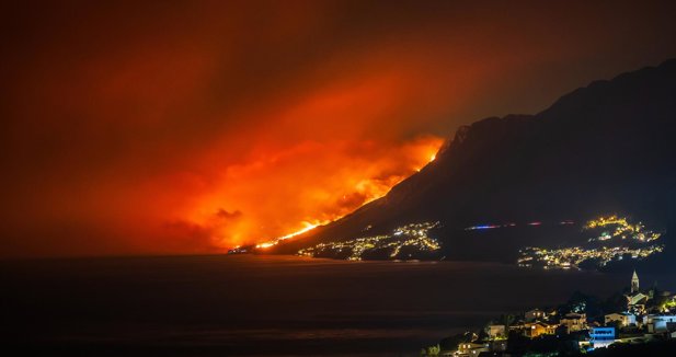 Al menos 36 heridos por un virulento incendio forestal en la turística ciudad de Omis, en Croacia