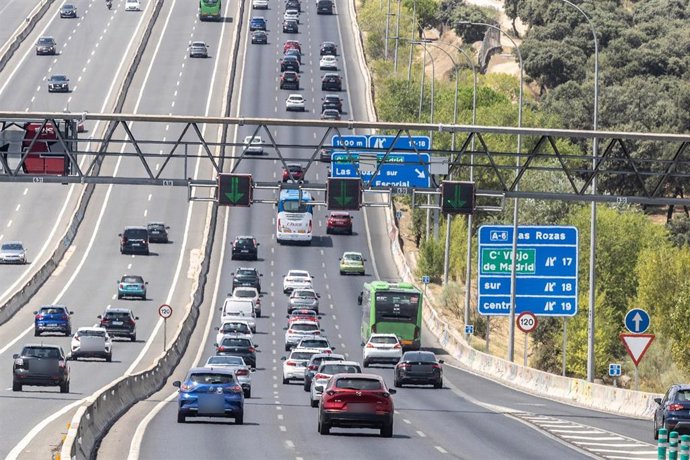 Numerosos vehículos circulan por la A6, a 14 de agosto de 2026.