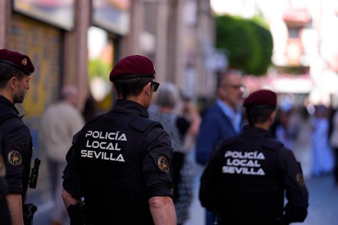 Archivo - Imagen de Archivo. Agentes del Grupo de Acción y Reacción (GAR) de la Policía Local de Sevilla, durante el Domingo de Ramos de 2026.