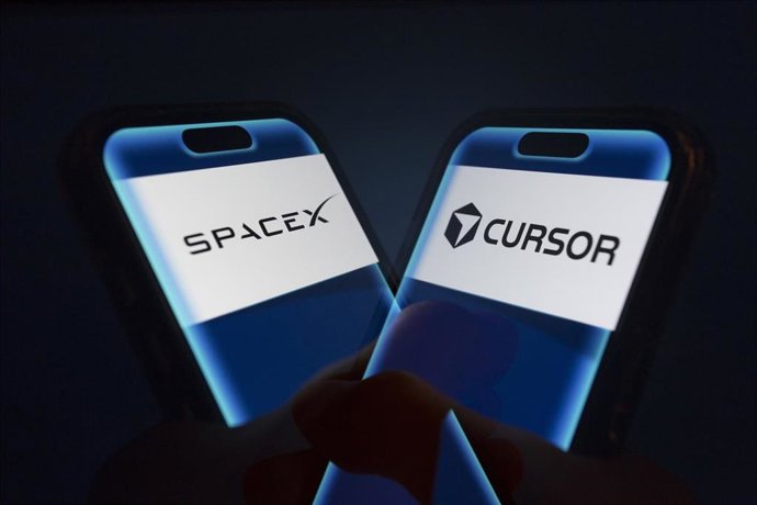 Archivo - 16 June 2026, Taiwan, Taichung: A hand holds a smartphone displaying the logos of SpaceX and Cursor. SpaceX to acquire Cursor for USD 60 Billion. Photo: Andre M. Chang/ZUMA Press Wire/dpa