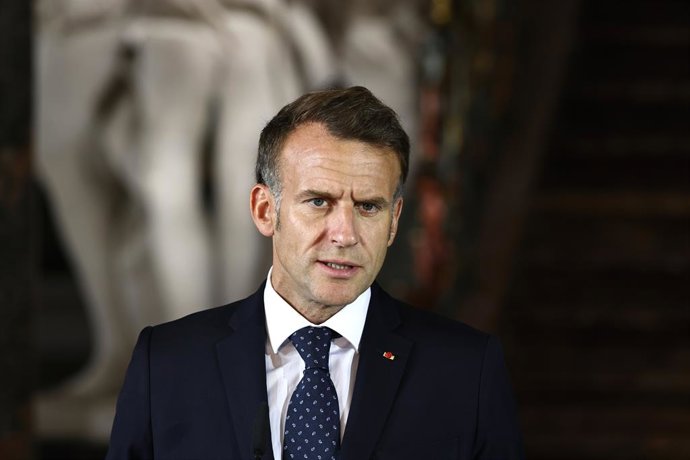 ARQUIVADO – 17 de julho de 2026, Renânia do Norte-Vestfália, Brühl: FOTO DE ARQUIVO – O presidente francês Emmanuel Macron discursa durante uma coletiva de imprensa no Castelo de Augustusburg. Foto: Oliver Berg/dpa