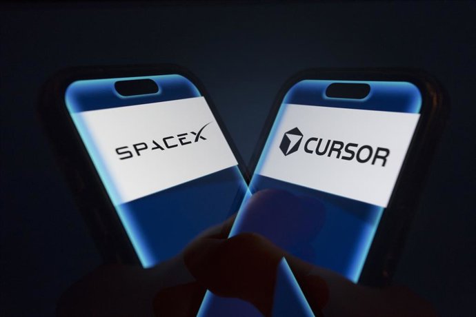 Archivo - Arquivo - 16 de junho de 2026, Taiwan, Taichung: Uma mão segura um smartphone que exibe os logotipos da SpaceX e da Cursor. A SpaceX vai adquirir a Cursor por US$ 60 bilhões. Foto: Andre M. Chang/ZUMA Press Wire/dpa