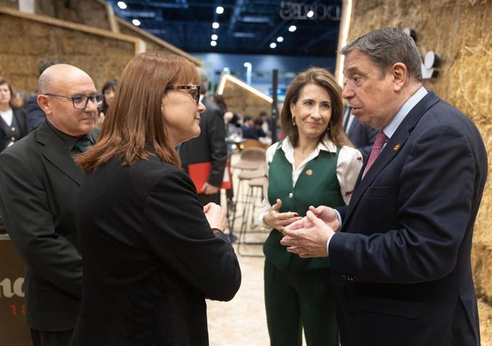 Archivo - La presidenta de Paradores, Raquel Sánchez, y el ministro de Agricultura, Pesca y Alimentación, Luis Planas, en el estand de Paradores de España, en la Feria Internacional de Turismo FITUR 2025, en Ifema Madrid.