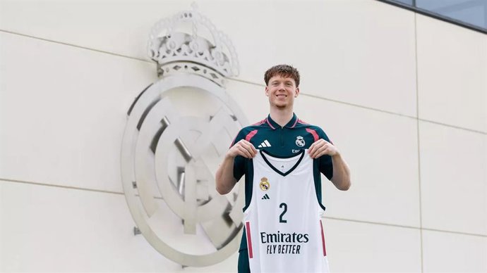 El escolta ucraniano Max Shulga posando con la camiseta del Real Madrid.