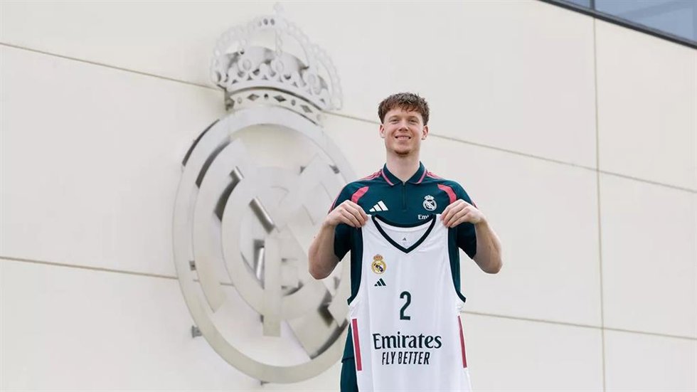 El escolta ucraniano Max Shulga posando con la camiseta del Real Madrid.