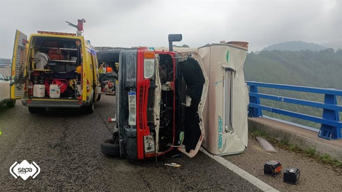 Autocaravana volcada