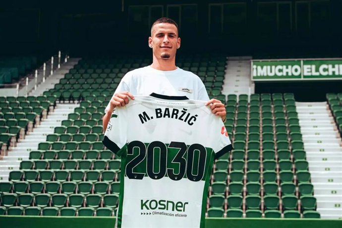 El futbolista croata Matía Barzic anunciando la extensión de su contrato con el Elche hasta 2030 en el Estadio Martínez Valero.