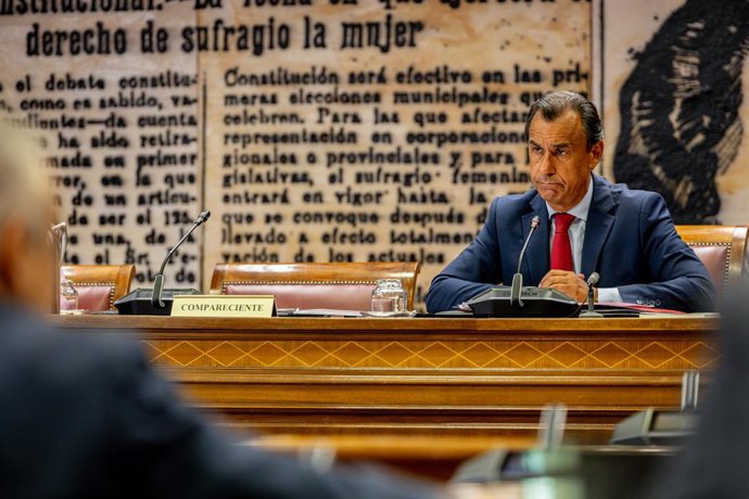 O presidente da Comissão de Assuntos Internos do Senado, Fernando Martínez-Maíllo Toribio, durante a audiência agendada do ministro do Interior, Fernando Grande Marlaska, perante a Comissão de Assuntos Internos do Senado, em 12 de agosto de 2026, em Madri