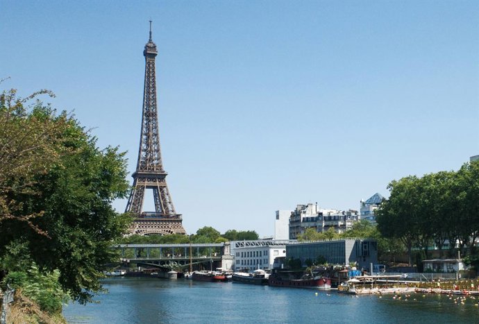 PARIS, 14 de agosto de 2026  -- Pessoas nadam no rio Sena durante uma onda de calor em Paris, França, em 14 de agosto de 2026.