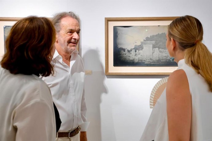 La presidenta del Govern, Marga Prohens, visita la exposición 'Miquel Salom i els pioners de la fotografia'