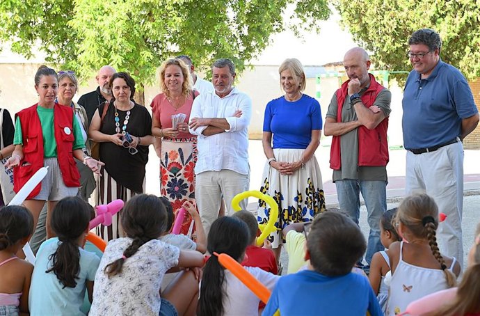 La alcaldesa de Jerez de la Frontera (Cádiz), María José García-Pelayo, en una visita este viernes a niños y niñas que están participando en la programación de la Escuela Abierta de Verano 2026 en el CEIP San Vicente de Paúl.
