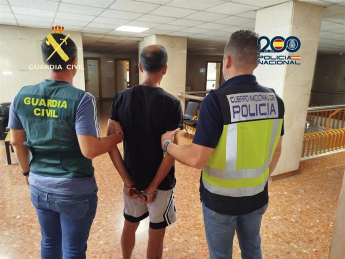 Uno de los detenidos por robar en viviendas tras hacerse con las llaves forzando vehículos estacionados.