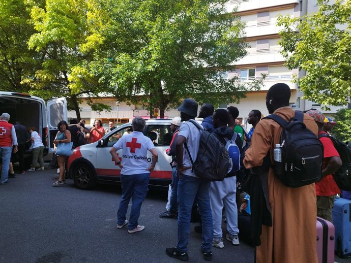 Archivo - Personas procedentes de Mali a la espera de asilo en el barrio de Amara Berri de San Sebastián.