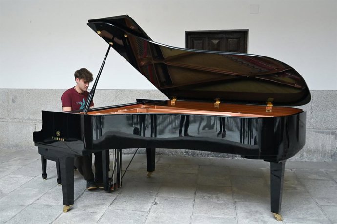 El pianista Daniel ‘Donny’ López, ensayando su espectáculo 'Donnys Black Shoes'