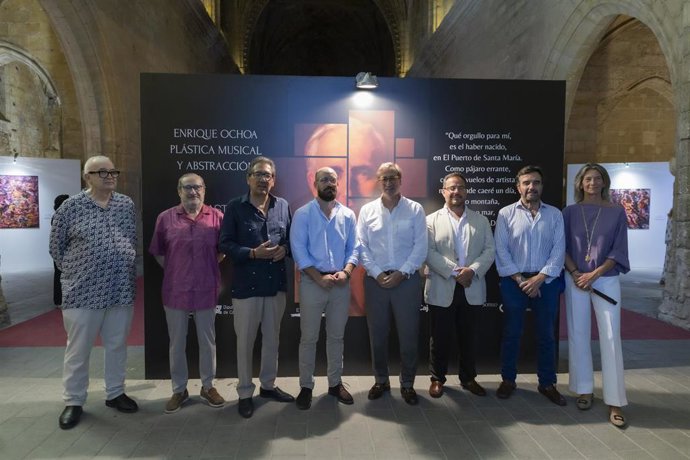El presidente de la Fundación Cajasol, Antonio Pulido, junto a otras autoridades en la inauguración de una exposición en El Puerto sobre el pintor Enrique Ochoa.