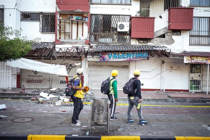 Voluntarios para el rescate de víctimas por el terremoto de 7,4 en Cali, Colombia