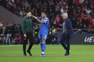 Archivo - Kylian Mbappe of Real Madrid CF protests near to Jose Mourinho, head coach of SL Benfica, during the UEFA Champions League 2025/26 League Knockout Play-off First Leg match between SL Benfica and Real Madrid C.F. at Estadio do SL Benfica on Febru