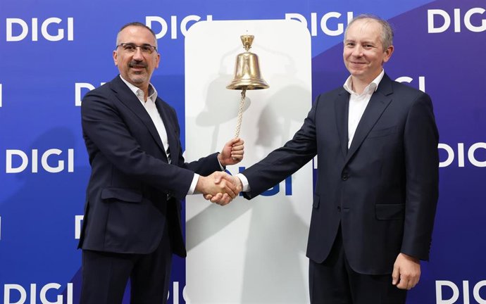 El consejero delegado de DIGI, Marius Varzaru (i), durante la celebración del tradicional acto del toque de campana con motivo del debut de la compañía de telecomunicaciones Digi en la Bolsa española, a 16 de julio de 2026, en Madrid (España). Este aconte