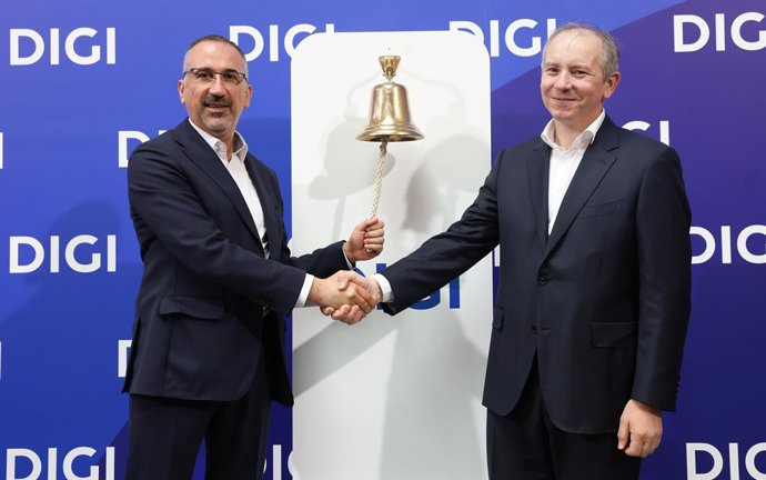 El consejero delegado de DIGI, Marius Varzaru (i), durante la celebración del tradicional acto del toque de campana con motivo del debut de la compañía de telecomunicaciones Digi en la Bolsa española, a 16 de julio de 2026, en Madrid (España). Este aconte