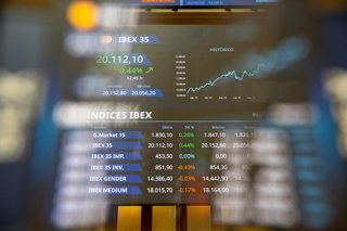 Pantalla con datos del Ibex en el Palacio de la Bolsa de Madrid, a 5 de agosto de 2026, en Madrid (España). El Ibex 35 ha superado por primera vez en su historia la cota de los 20.000 puntos en la apertura de la sesión de este miércoles, lo que supone un 